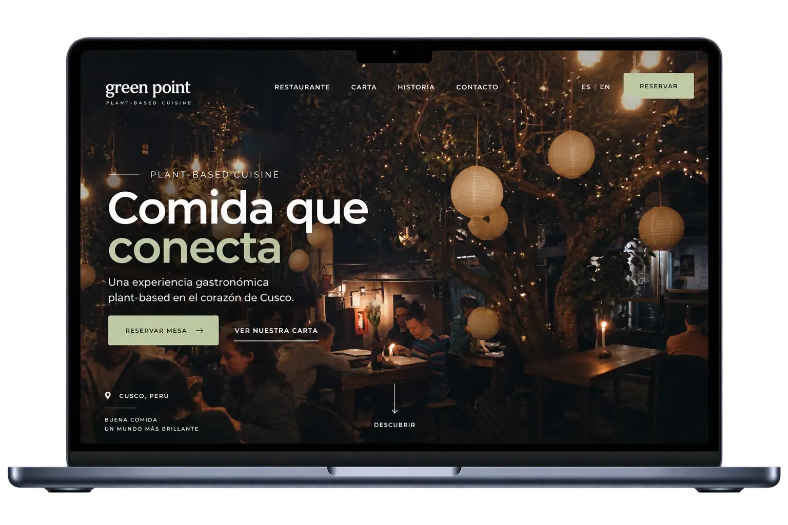 Página web de Green Point presentada en una laptop, con navegación y reserva de mesa